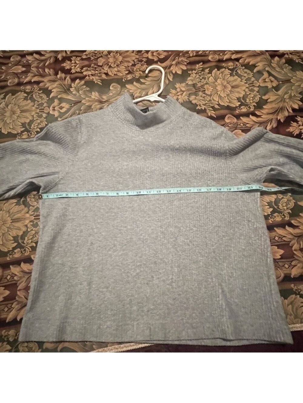 CATALINA Long Sleeved Sweater. size: SMALL. Really comfy and warm. - Picture 3 of 4
